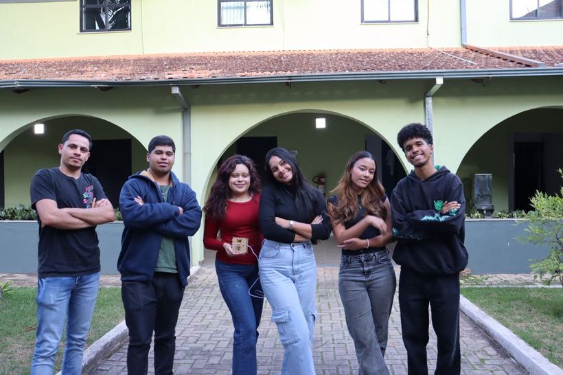 Equipe reunida em frente ao tecnoPARQ ao fim da maratona