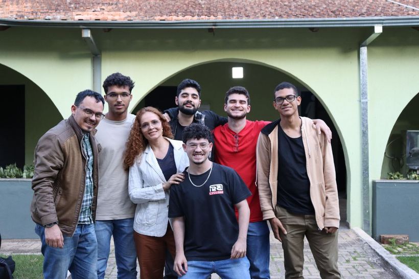 Equipe comemorando a entrega do projeto