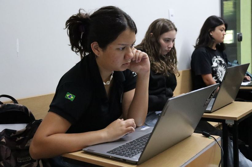 Participante concentrada trabalhando no notebook