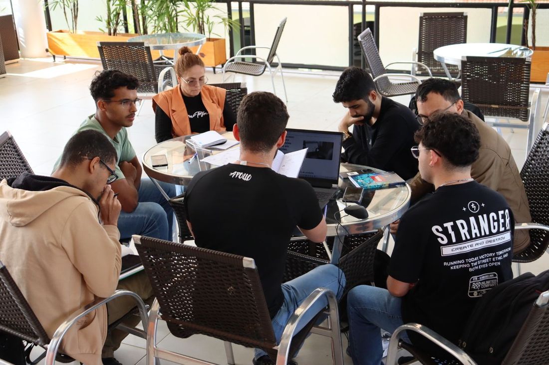 Equipes reunidas trabalhando com notebooks durante a maratona