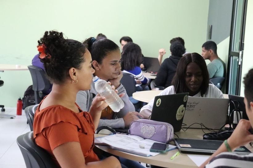 Participantes desenvolvendo o projeto em grupo