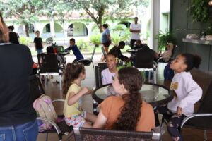 Crianças da Casa do Caminho participando da manhã no tecnoPARQ
