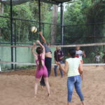 Jovens jogando vôlei na área do tecnoPARQ Social