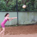 Jovens jogando vôlei na área do tecnoPARQ Social
