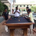 Jovens jogando sinuca no espaço de descanso do tecnoPARQ